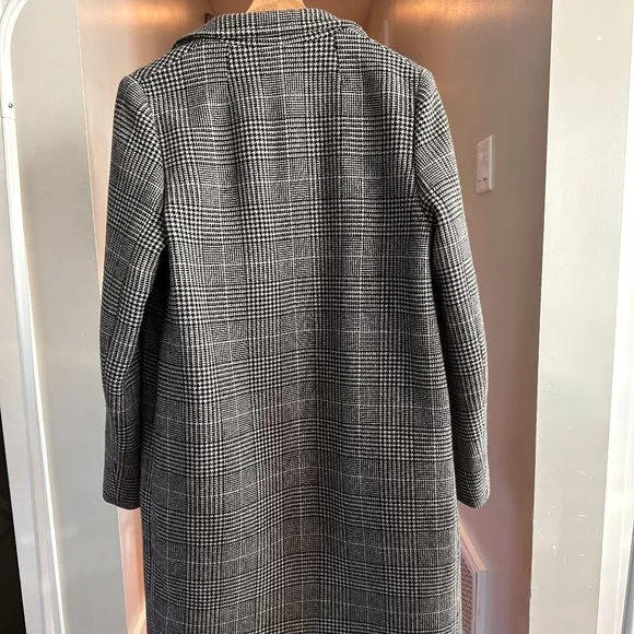 RARE Aritzia Babaton Stedman Coat Grey Plaid Medium - Picture 4 of 4
